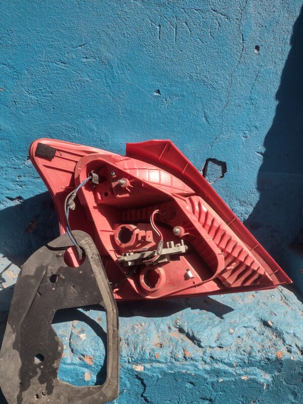 Foco trasero derecho Toyota Yaris Sport 2006 - 2009 - Imagen 6