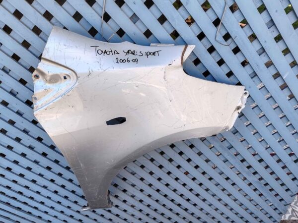 Tapabarro derecho toyota Yaris Sport 2006 - 2009 - Imagen 2