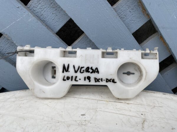 Mensula delantera derecha Nissan Versa 2012 - 2019