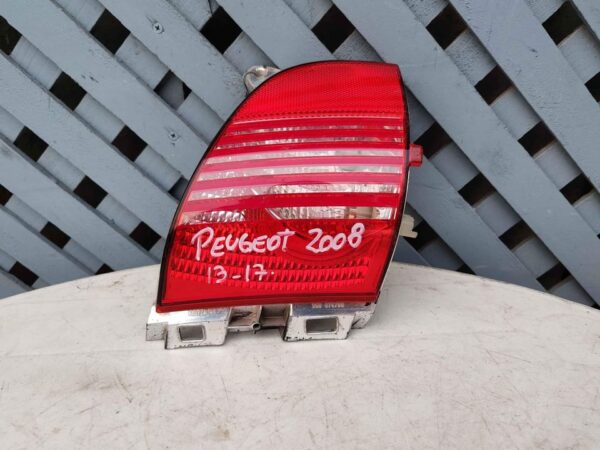 Foco trasero izquierdo de parachoque Peugeot 2008 2013 / 2019