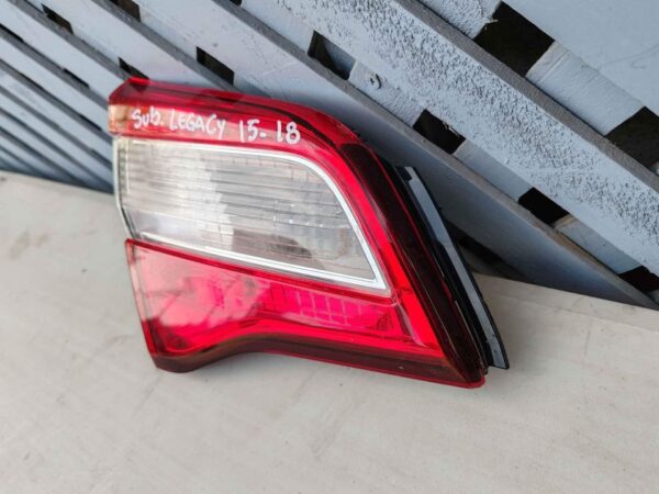 Foco trasero izquierdo de portalón subaru legacy 2015 - 2020 - Imagen 3