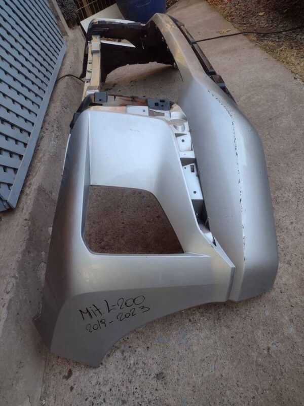 Parachoque delantero Mitsubishi L200 2019 - 2023 - Imagen 3