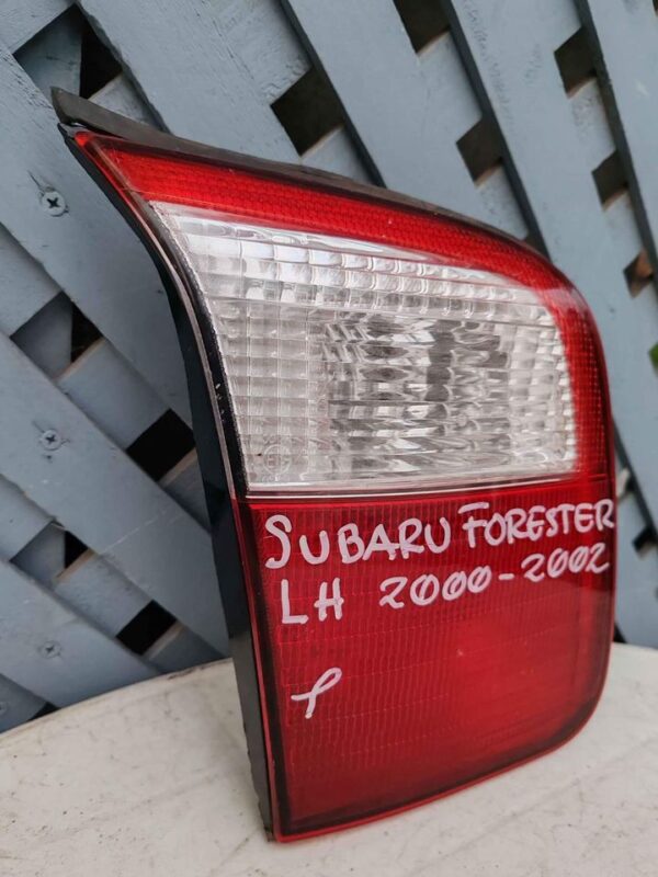 Foco trasero izquierdo de portalón Subaru Forester 2000 - 2002 - Imagen 2