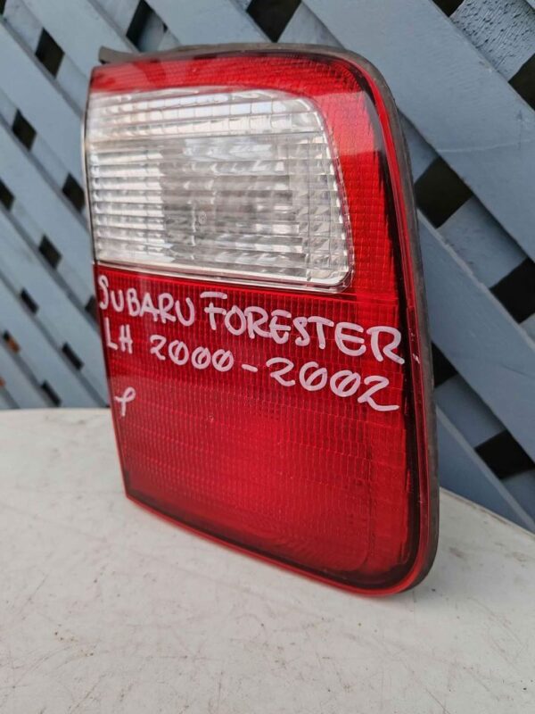 Foco trasero izquierdo de portalón Subaru Forester 2000 - 2002 - Imagen 3