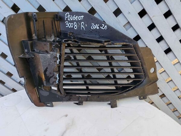 Tapa de neblinero derecho Peugeot 3008 2016 - 2021