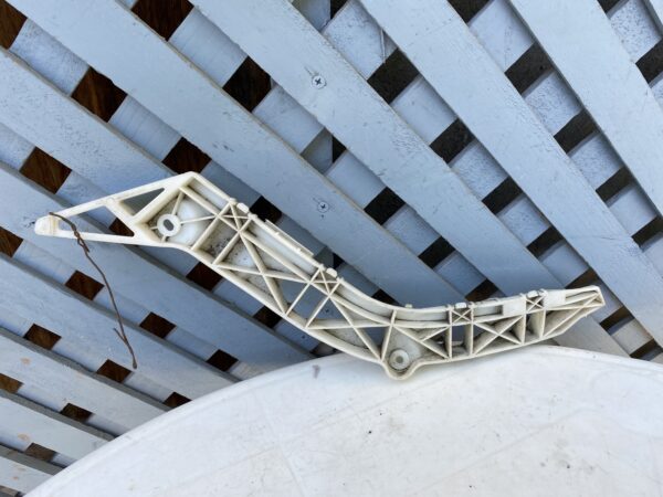 Mensula trasera izquierda Mazda 3 sedan 2004 - 2009 - Imagen 2