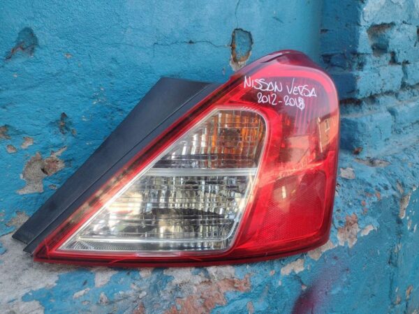 Foco trasero derecho Nissan Versa 2011 - 2018 - Imagen 2