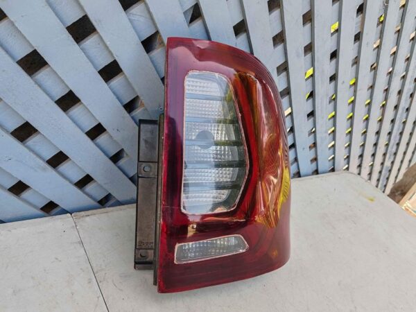 Foco trasero derecho Renault Oroch 2017 - 2019 - Imagen 3