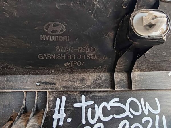 Moldura de puerta trasera derecha Hyundai Tucson 2022 - 2024 - Imagen 8