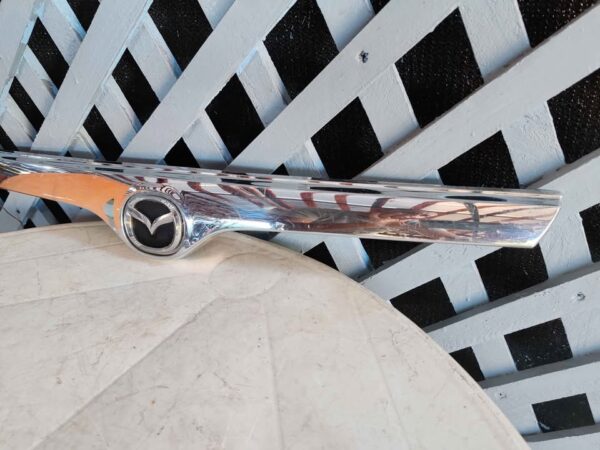 Bisel cromado de máscara Mazda 323 1998 - 2000 - Imagen 2
