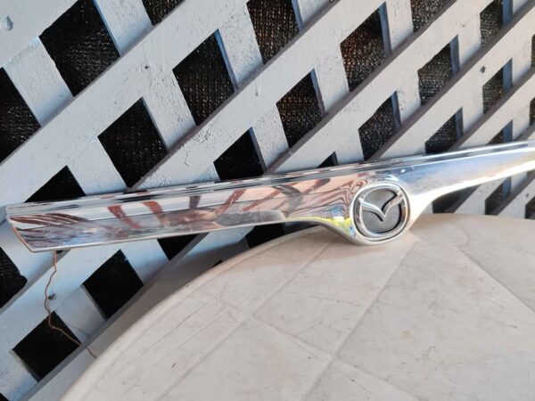 Bisel cromado de máscara Mazda 323 1998 - 2000 - Imagen 3