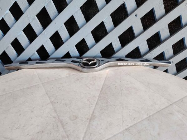 Bisel cromado de máscara Mazda 323 1998 - 2000 - Imagen 4