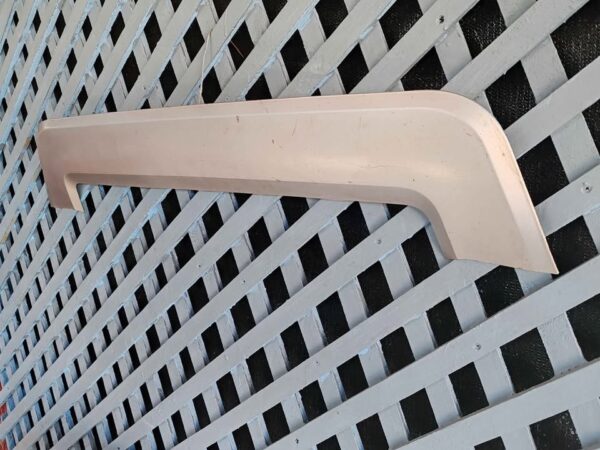 Moldura inferior de parachoque delantero Mahindra XUV 500 2016 - 2020 - Imagen 2
