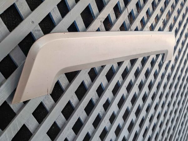 Moldura inferior de parachoque delantero Mahindra XUV 500 2016 - 2020 - Imagen 3