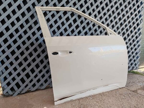 Puerta delantera derecha Mahindra XUV 300 2023 - 2025 - Imagen 4
