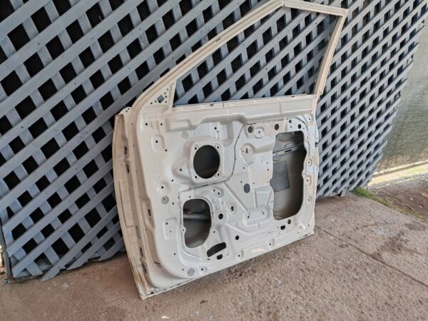Puerta delantera derecha Mahindra XUV 300 2023 - 2025 - Imagen 7