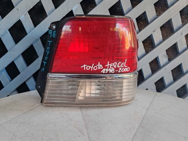 Foco trasero derecho Toyota Tercel 1998 - 2000