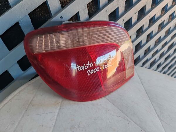 Foco trasero izquierdo Toyota Yaris Sport 2000 - 2003 - Imagen 2