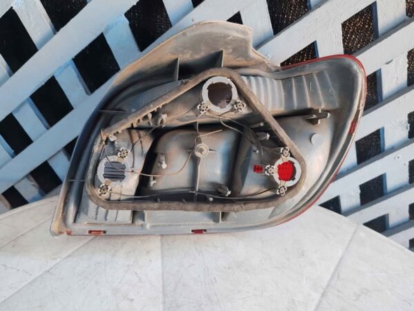 Foco trasero izquierdo Toyota Yaris Sport 2000 - 2003 - Imagen 6
