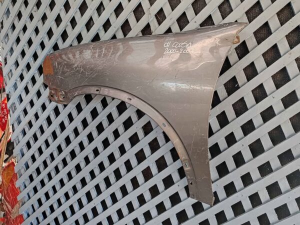 Tapabarro izquierdo Chevrolet Corsa 2000 - 2008. - Imagen 3