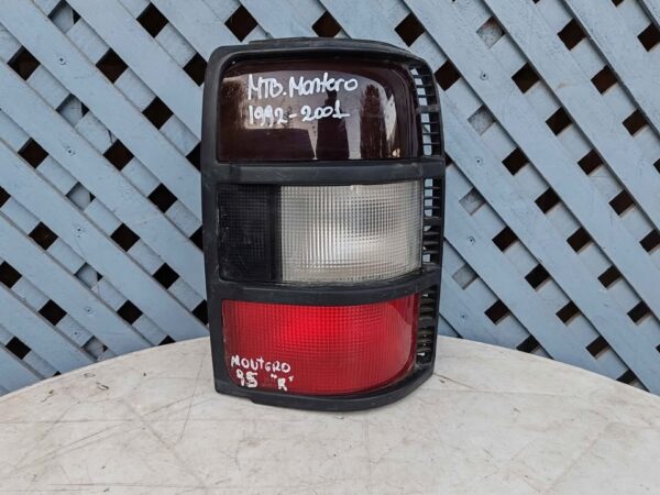 Foco trasero derecho Mitsubishi Montero 1992 - 2000
