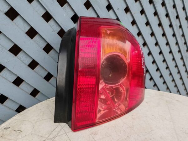 Foco trasero derecho Toyota Corolla Sport 2004 - 2007 - Imagen 2