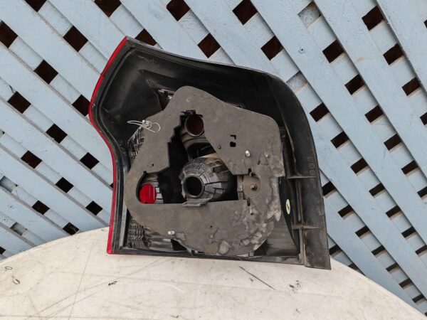 Foco trasero derecho Toyota Corolla Sport 2004 - 2007 - Imagen 7
