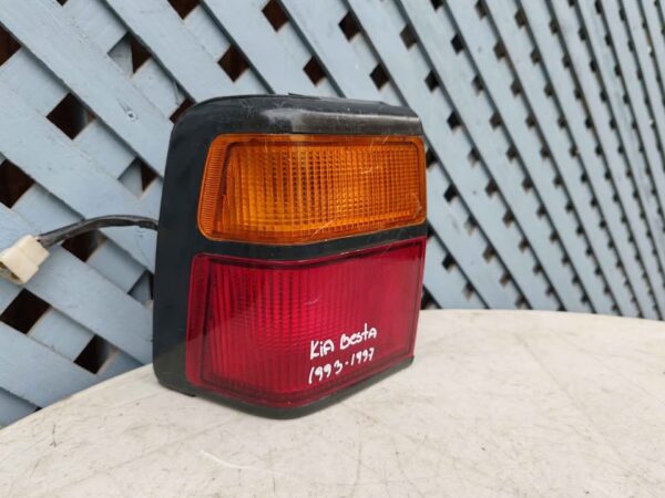 Foco trasero izquierdo Kia Besta 1993 - 1997 - Imagen 2