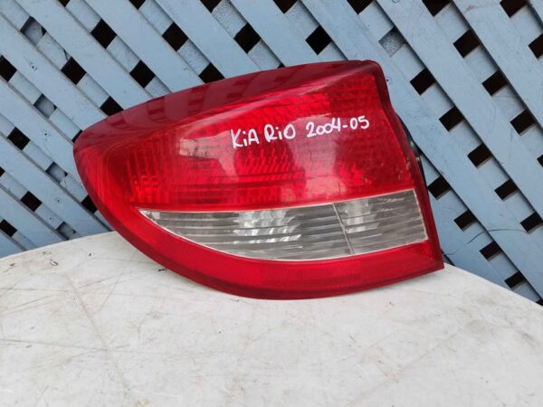 Foco trasero izquierdo Kia Rio 2004 - 2005