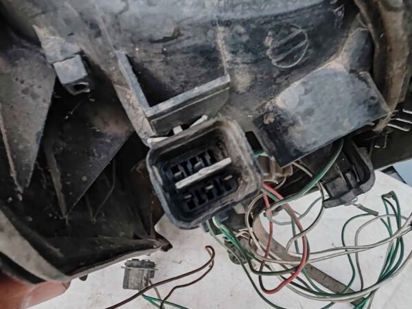 Foco trasero izquierdo Mitsubishi Montero 1992 - 2000 - Imagen 6
