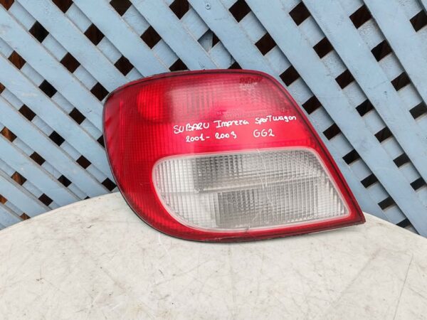 Foco trasero izquierdo Subaru Impreza HB 2001 - 2003