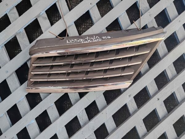 Máscara izquierda Nissan Tiida 2009 - 2010