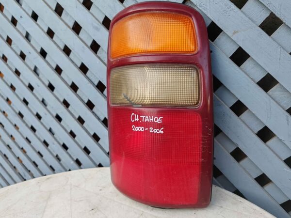 Foco trasero derecho Chevrolet Tahoe 2000 - 2006 - Imagen 2