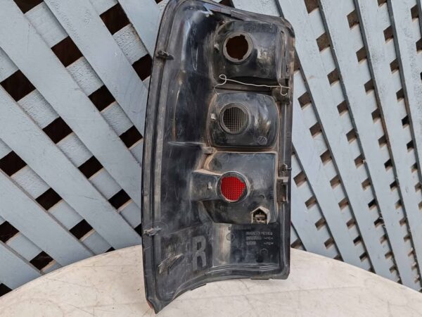 Foco trasero derecho Chevrolet Tahoe 2000 - 2006 - Imagen 4