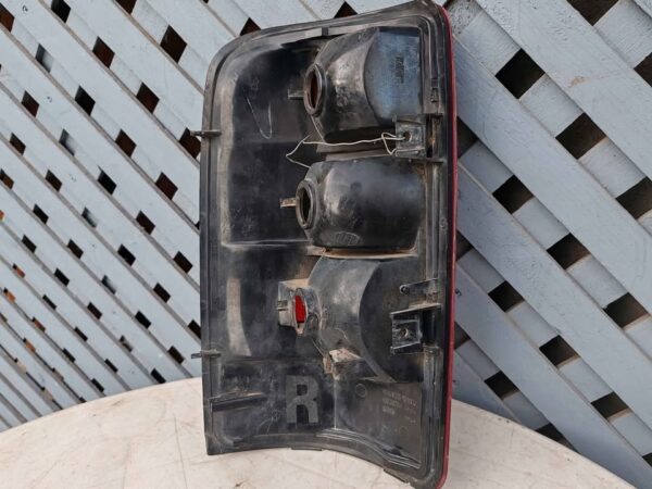 Foco trasero derecho Chevrolet Tahoe 2000 - 2006 - Imagen 6