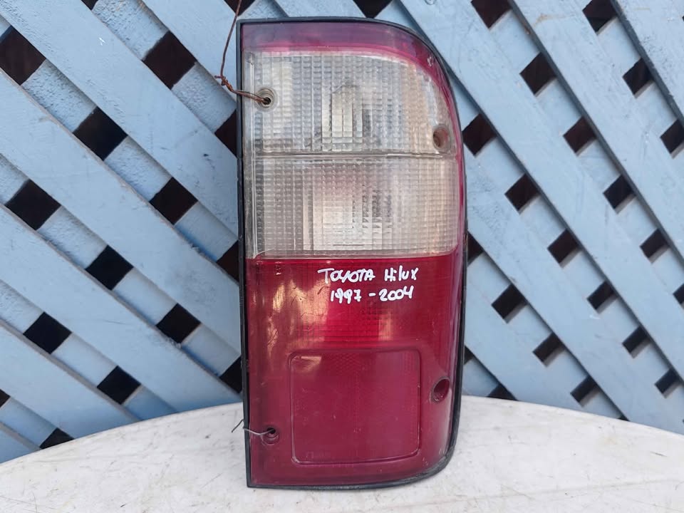 Foco trasero derecho Toyota Hilux 1997 - 2004