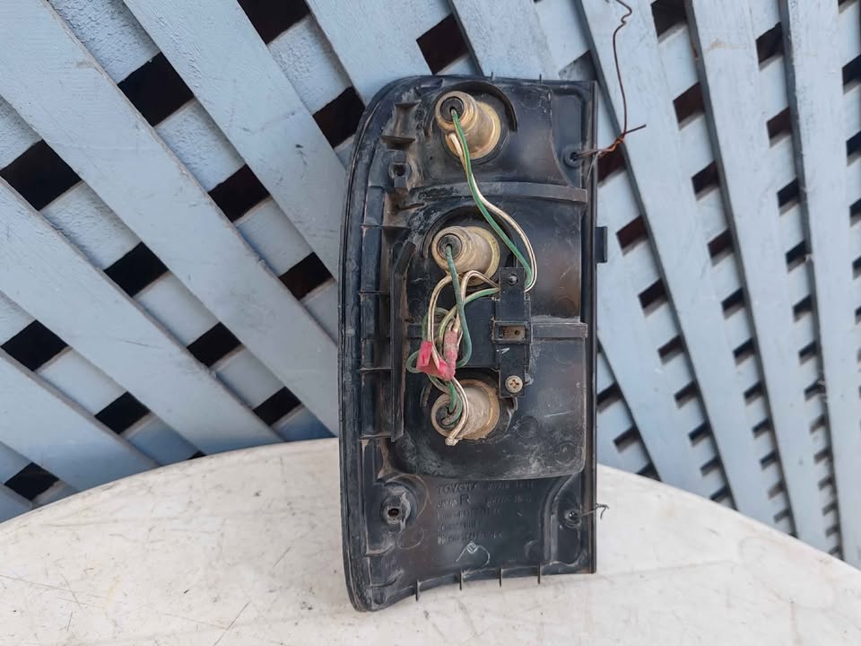 Foco trasero derecho Toyota Hilux 1997 - 2004 - Imagen 5