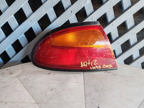 Foco trasero izquierdo Mazda Artis HB 1996 - 1999
