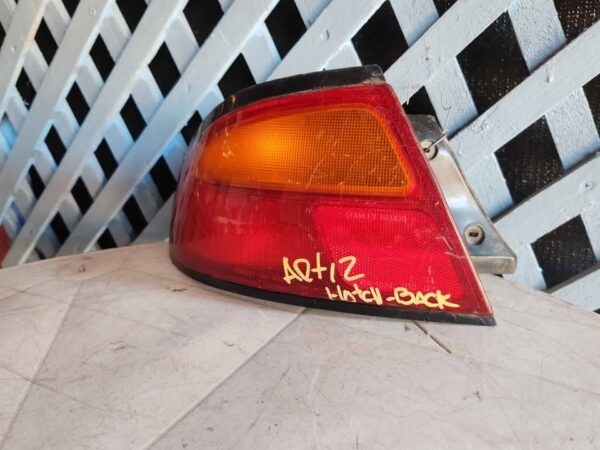 Foco trasero izquierdo Mazda Artis HB 1996 - 1999 - Imagen 3