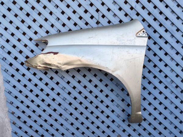 Tapabarro izquierdo Toyota Yaris 2000 - 2002
