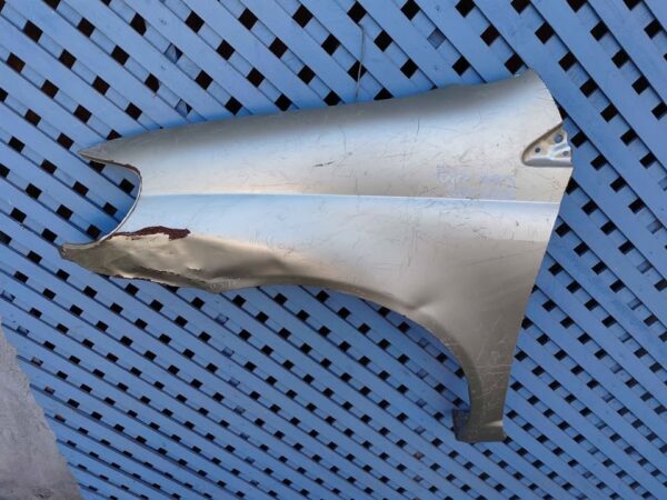Tapabarro izquierdo Toyota Yaris 2000 - 2002 - Imagen 2