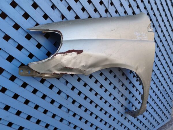 Tapabarro izquierdo Toyota Yaris 2000 - 2002 - Imagen 3