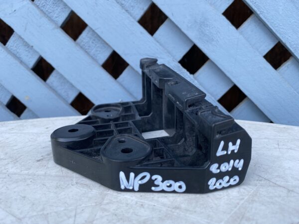 Mensula bajo optico izquierdo Nissan NP300 2014 - 2020 - Imagen 3