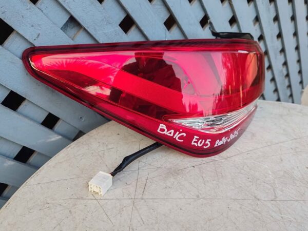 Foco trasero izquierdo BAIC EU5 2024 - 2025 - Imagen 4