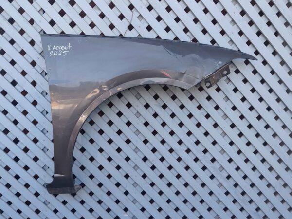 Tapabarro delantero derecho Hyundai Accent 2025