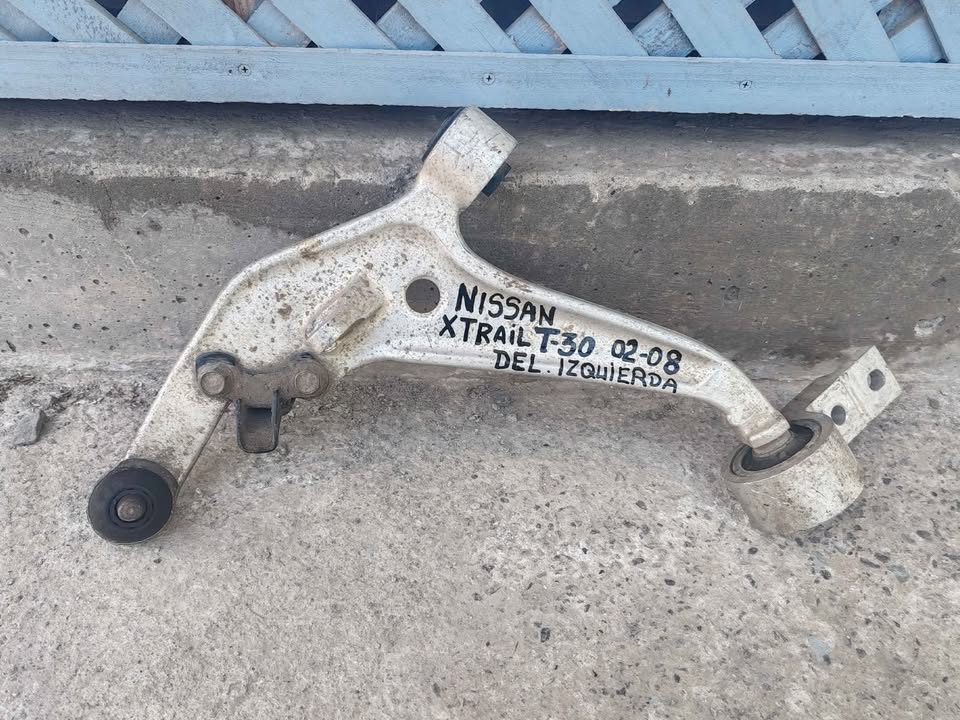 Bandeja delantera izquierda Nissan Xtrail T30 2002 - 2011