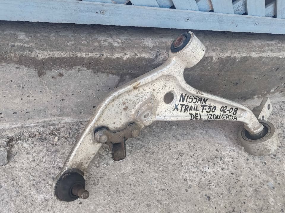 Bandeja delantera izquierda Nissan Xtrail T30 2002 - 2011 - Imagen 2