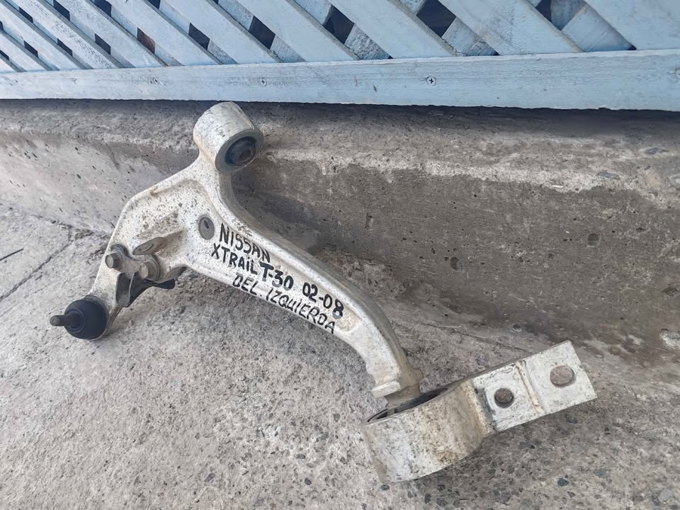 Bandeja delantera izquierda Nissan Xtrail T30 2002 - 2011 - Imagen 3