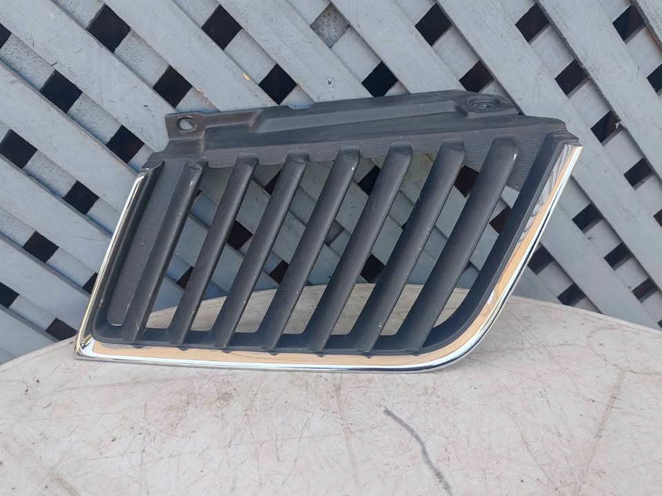 Máscara derecha Mitsubishi L200 2006 - 2009