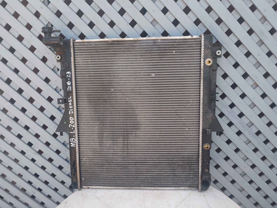 Radiador de agua automático Mitsubishi L200 2016 - 2023